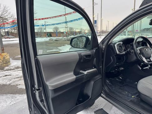 Used 2016 Toyota Tacoma SR5 w/ SR5 Appearance Package (SN) image 13