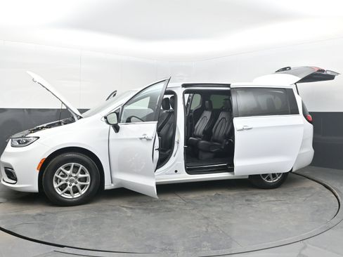 Used 2025 Chrysler Pacifica Select image 37