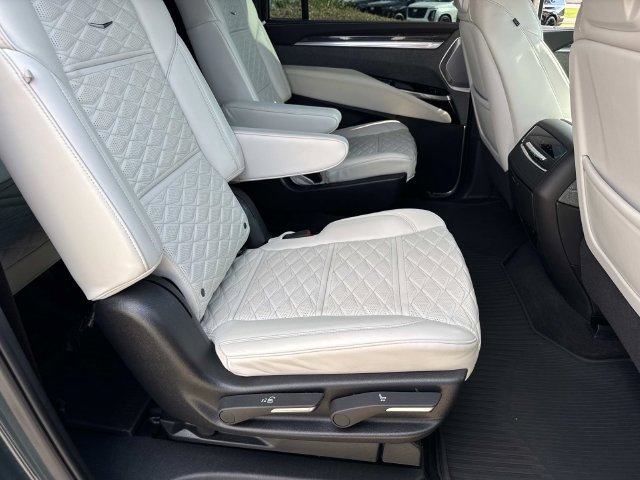 Used 2025 Cadillac Escalade ESV V AWD/4WD image 10