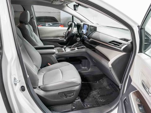 Certified 2024 Toyota Sienna XLE FWD image 18