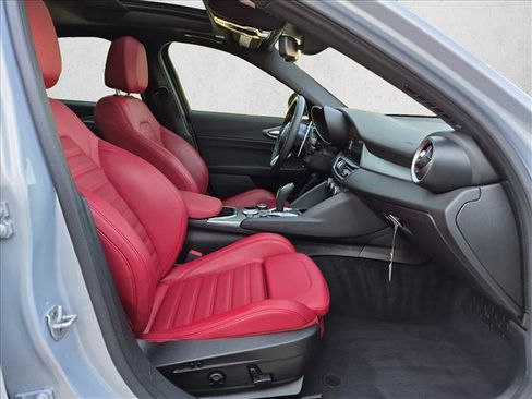 Used 2025 Alfa Romeo Giulia w/ Veloce Package Rwd image 23