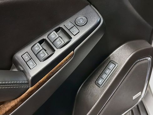 Used 2018 Chevrolet Suburban LT AWD/4WD image 15