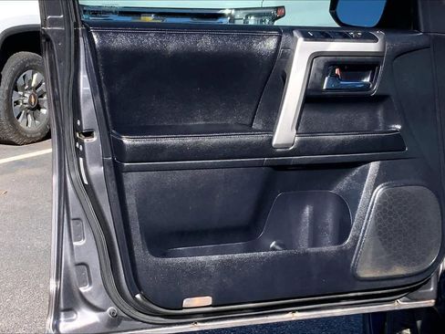 Used 2014 Toyota 4Runner SR5 image 21