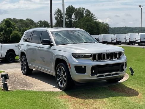 Used 2023 Jeep Grand Cherokee L Overland RWD image 9
