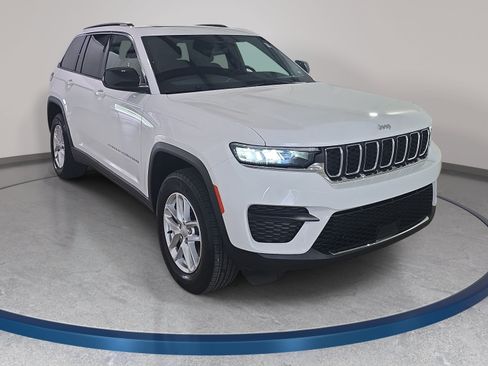 Used 2024 Jeep Grand Cherokee Laredo X w/ Luxury Tech Group I RWD image 4