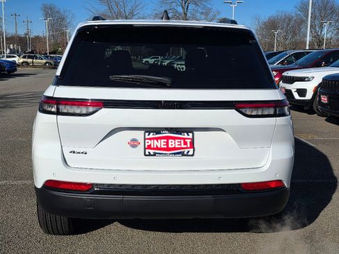 Used 2025 Jeep Grand Cherokee Altitude image 12
