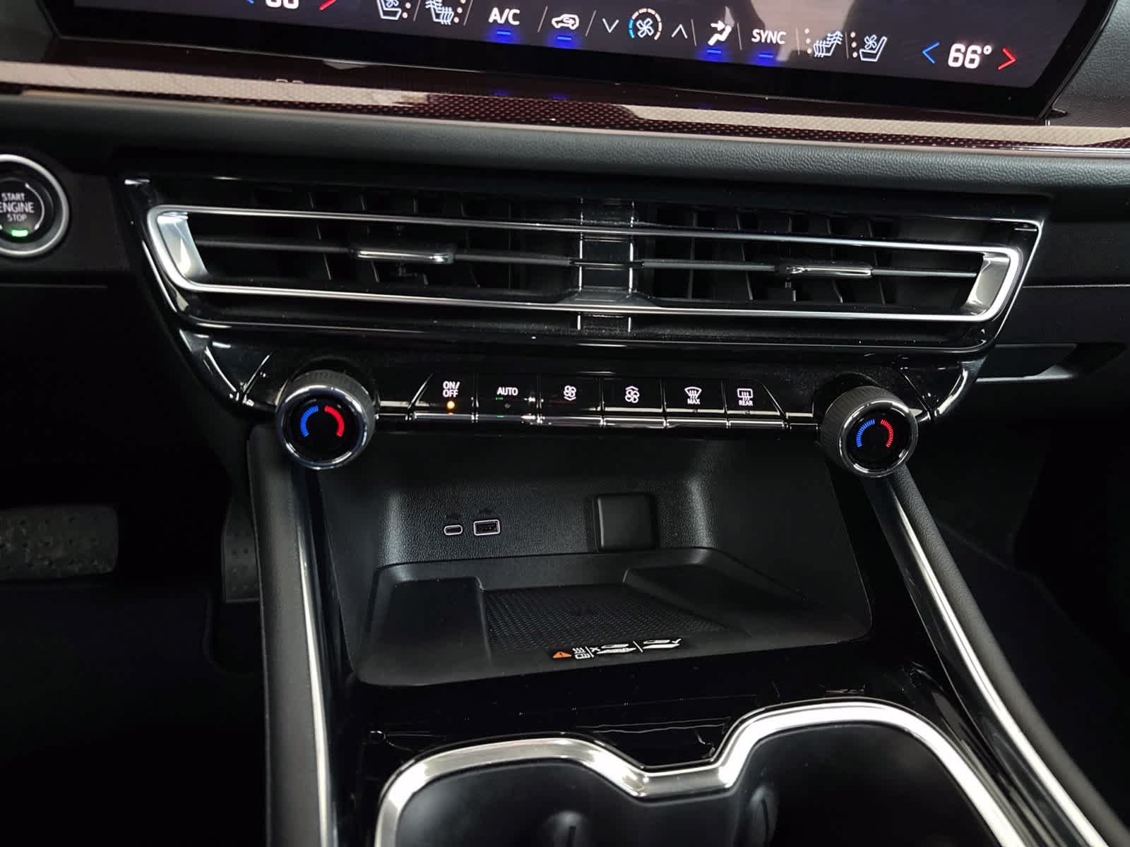 Used 2025 Chevrolet Traverse RS FWD image 23