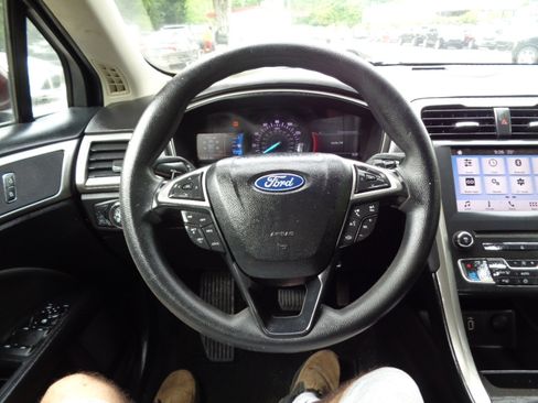 Used 2018 Ford Fusion SE w/ Fusion SE Technology Package image 19