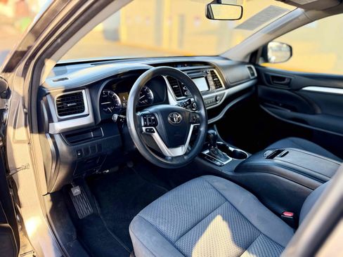 Used 2015 Toyota Highlander LE FWD image 16