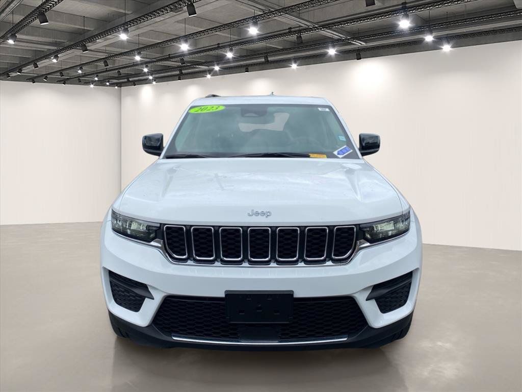 Used 2023 Jeep Grand Cherokee Laredo AWD/4WD image 2