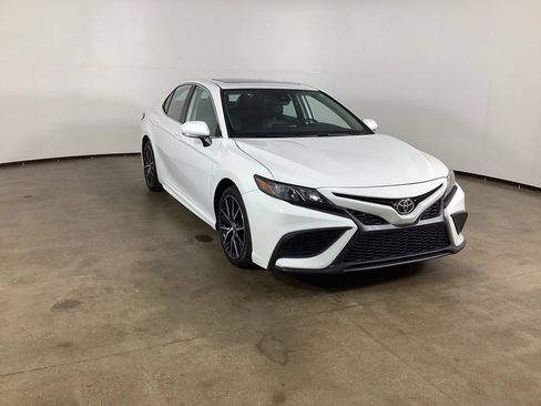 Used 2022 Toyota Camry SE w/ Convenience Package FWD image 3