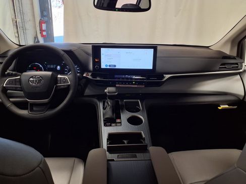New 2026 Toyota Sienna XLE image 11