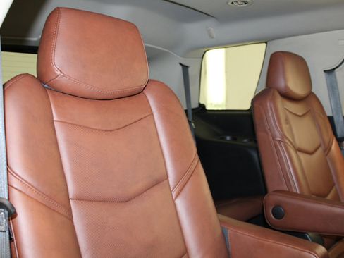 Used 2018 Cadillac Escalade Luxury image 47