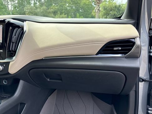 Used 2023 Chevrolet Traverse Premier FWD image 36