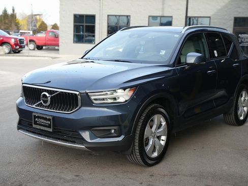 Used 2021 Volvo XC40 T5 Momentum w/ Premium Package image 10