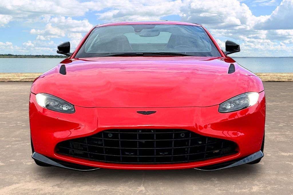 Used 2022 Aston Martin V8 Vantage Coupe RWD image 2