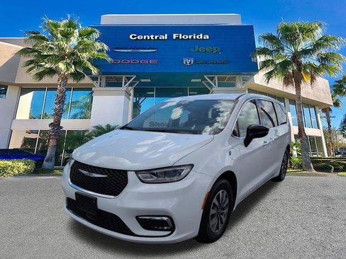 Certified 2024 Chrysler Pacifica Limited FWD image 8