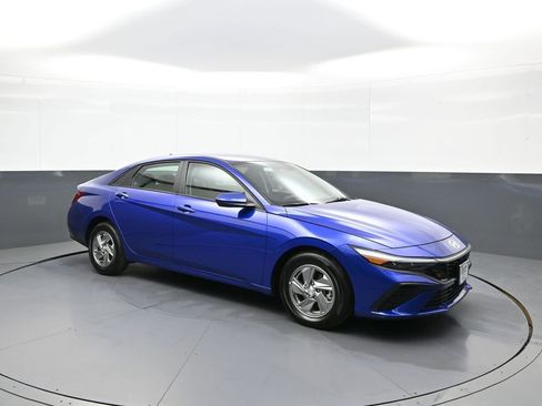 Used 2025 Hyundai Elantra SE FWD image 4