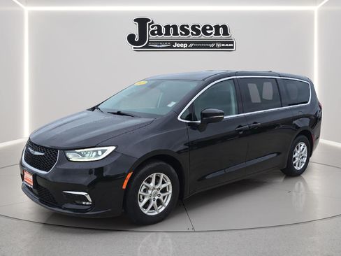 Used 2023 Chrysler Pacifica Touring-L FWD image 1