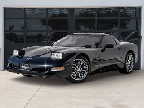 Used 2004 Chevrolet Corvette Coupe w/ Roof Package image 1