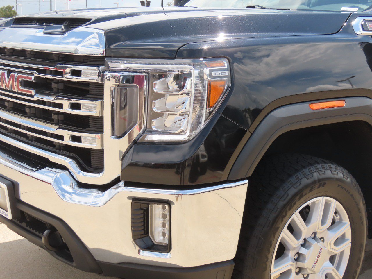 Used 2022 GMC Sierra 2500 SLE w/ SLE Value Package; AWD/4WD image 3