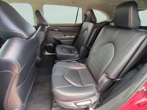 Used 2023 Toyota Highlander XLE FWD image 13