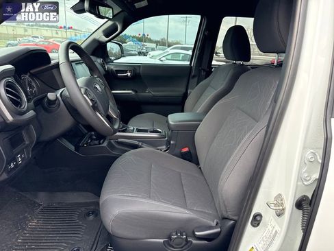 Used 2019 Toyota Tacoma TRD Off-Road image 9