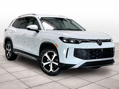 Certified 2025 Volkswagen Tiguan SE image 2