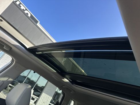 Used 2021 Nissan Rogue SV w/ Premium Package image 11