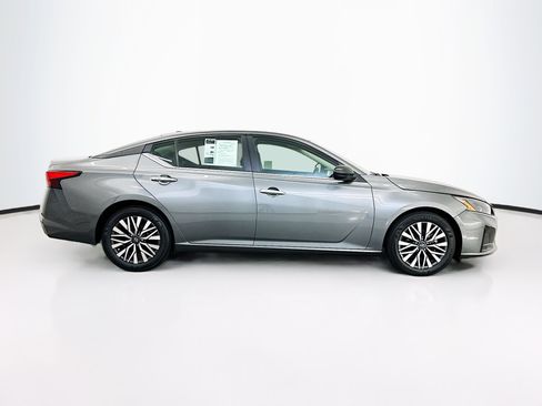 Used 2025 Nissan Altima 2.5 SV FWD image 10