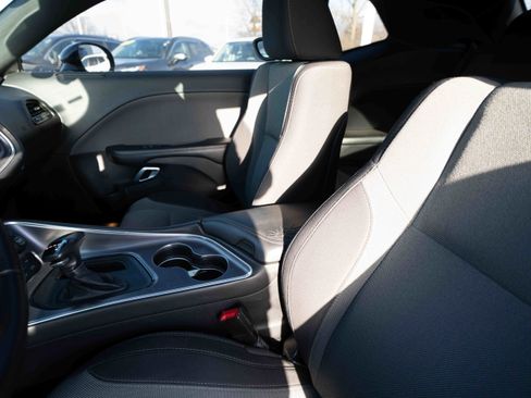 Used 2015 Dodge Challenger SXT image 10