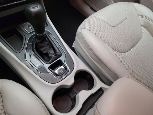 Used 2020 Jeep Cherokee Limited FWD image 26