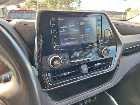 Used 2021 Toyota Highlander LE image 13