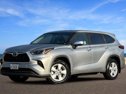 Used 2023 Toyota Highlander LE image 1
