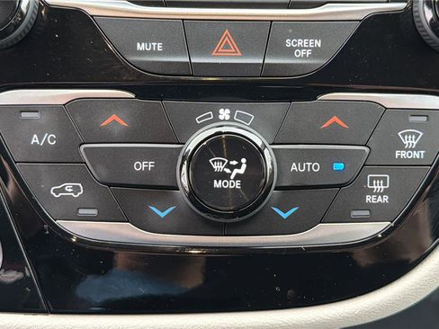 Used 2020 Chrysler Pacifica Touring-L Plus image 35