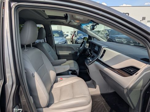 Used 2015 Toyota Sienna XLE w/ XLE Navigation Package FWD image 11
