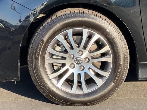 Used 2020 Toyota Sienna XLE image 27