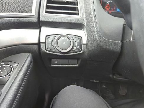 Used 2017 Ford Explorer XLT w/ Equipment Group 202A FWD image 5