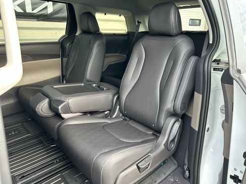 New 2026 Kia Carnival EX FWD image 11
