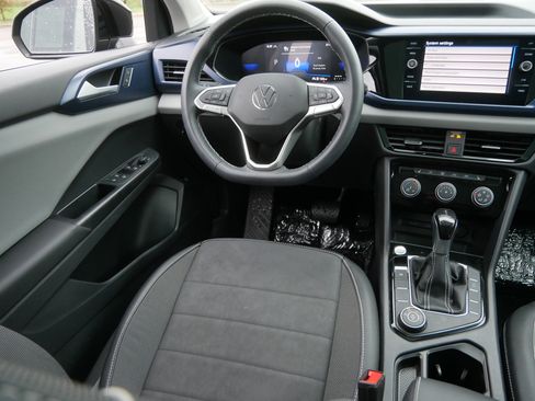 Used 2023 Volkswagen Taos SE w/ Panoramic Sunroof Package AWD/4WD image 9