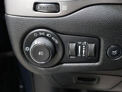 Used 2020 Jeep Cherokee Limited image 34