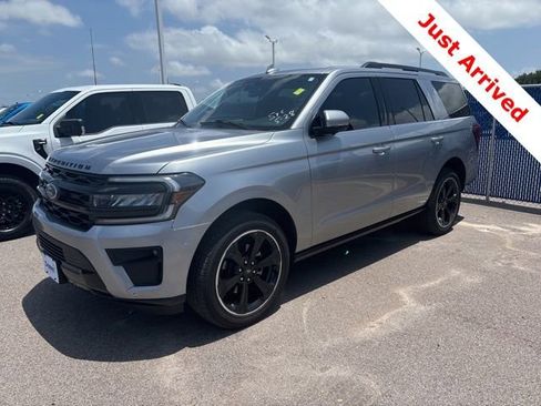 Used 2024 Ford Expedition Limited RWD image 3