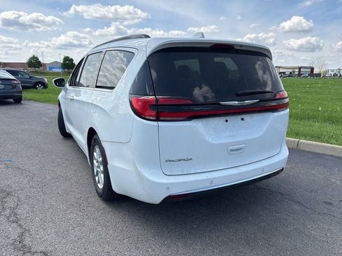 Used 2022 Chrysler Pacifica Touring-L image 6