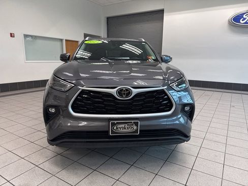 Used 2024 Toyota Highlander XLE image 2