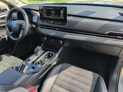 Used 2025 Mitsubishi Outlander SE FWD image 32