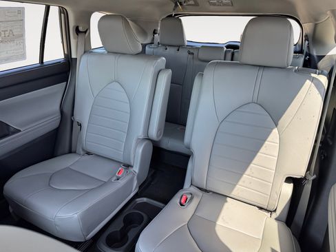 New 2026 Toyota Highlander XLE AWD/4WD image 16