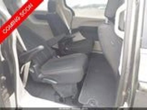 Used 2022 Chrysler Voyager LX FWD image 5