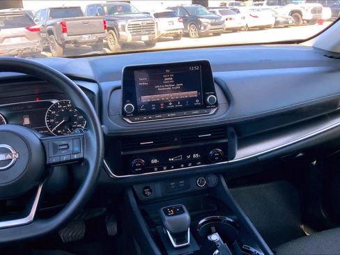 Used 2024 Nissan Rogue SV image 7
