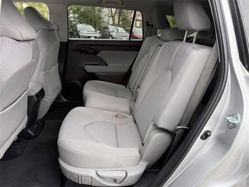 Used 2024 Toyota Highlander LE image 28