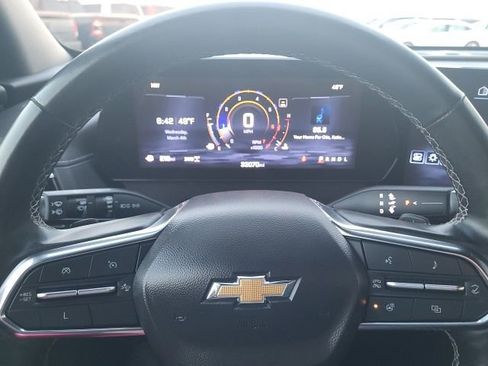 Used 2024 Chevrolet Traverse LT image 11